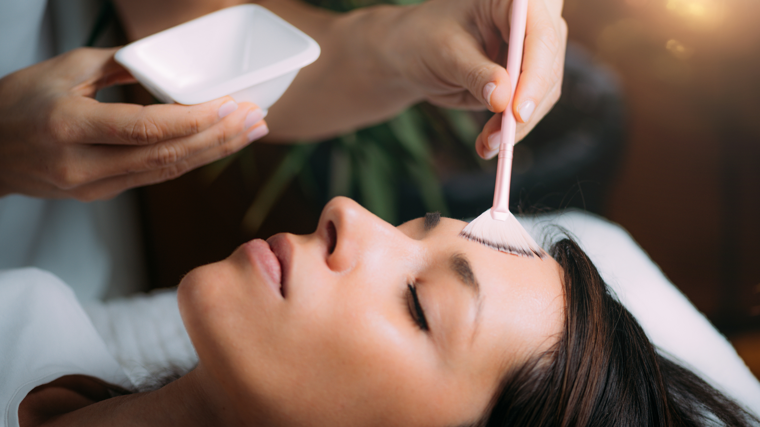 Exfolianții: Abrazivi vs Enzimatici – cum îi folosim corect